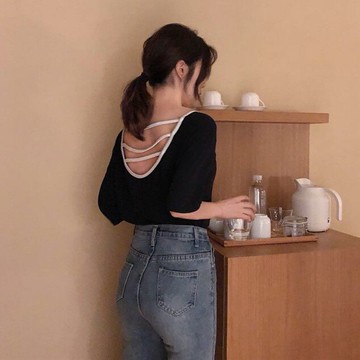 寬松個性露背短袖t 恤夏季新款鏤空漏肩上衣黑白撞色小心機打底衫1入