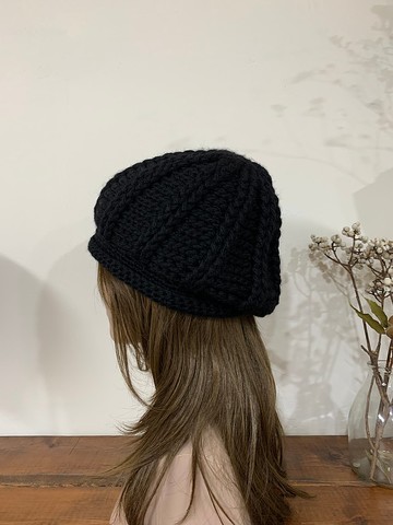手工鉤針。正黑直紋毛帽。中性款。男女適合戴。優質線材