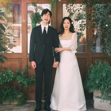 法式輕婚紗白色緞麵新娘2024新款簡約長袖魚尾複古出門紗齊地禮服