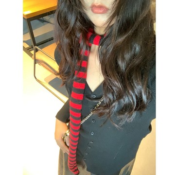 1.68萬女士下殺💛秋冬日係原宿黑紅條紋加厚細圍巾辣妹Y2K韆禧亞文化圍脖凹造型潮 不縮水女士冬季韓版圍巾 超絶氛圍感不
