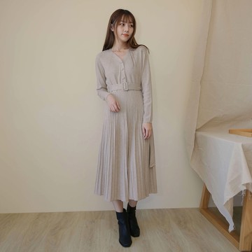 【Our Studio】V領單排釦腰系帶百褶洋裝 燕麥色(現貨)