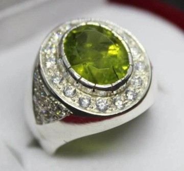 內含天然包裹體的寶石，未加熱、未處理，橄欖石，橢圓形切割，純銀戒指。