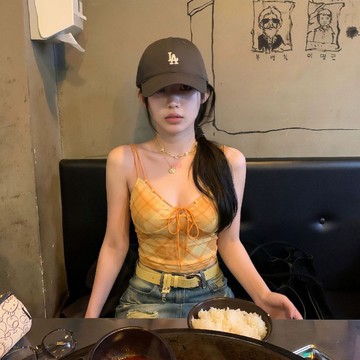 多巴胺風橘黃色格紋吊帶背心女夏V領繫帶收腰辣妹穿搭絕美ins上衣 上衣 時尚 吊帶 背心上衣 吊帶上衣 辣妹吊帶