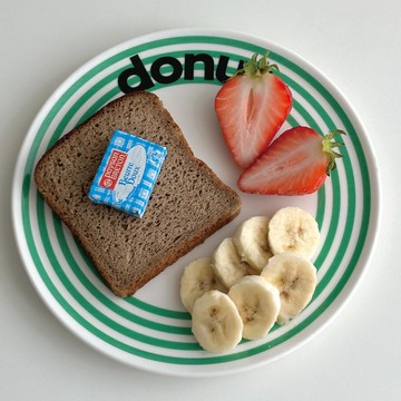 甜點時盤甜甜圈