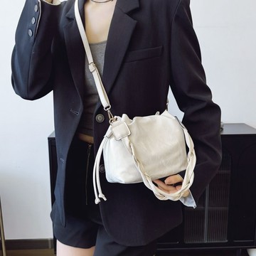 風度嚴選❤️ 今年流行包包女 2026新款 休閒百搭斜挎包 外出小拎包 手提水桶包 腋下包 單肩包 肩背包