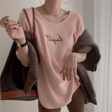 La Belleza草寫英文字kinglut側邊大開叉前短後長棉質T恤