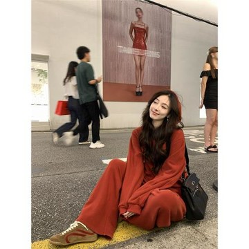 夏詩文 松弛感休閑加絨紅色套裝女秋短款連帽衛衣/高腰寬松直筒褲