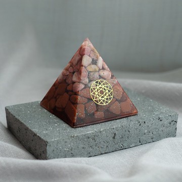 【薔薇石、金砂石】奧根水晶能量金字塔Orgonite 6x6 cm