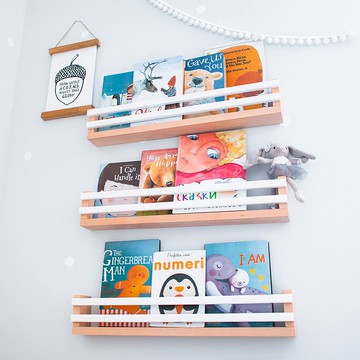 一套 3 個兒童書牆架，採用天然木材製成，適用於托兒所，兒童牆書架