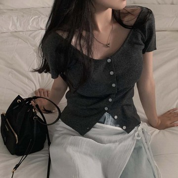 【太妮絲CS01】現貨 法式露肩針織上衣 顯瘦 V領 短袖上衣 韓系氣質 修身美背 百搭上衣 露肩上衣 斜排釦設計 韓國