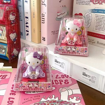 kitty汽車擺件🎀 好運蓮蓮卡通凱蒂貓車載搖頭可愛汽車太陽能公仔裝飾 車載擺件 Kitty汽車裝飾 汽車用品