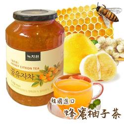 ◎韓國原裝進口|◎嚴選新鮮蜂蜜與柚子製成|◎冷泡熱飲、料理抹醬、製作甜點都美味品牌:金德恩類型:柚子茶/蜂蜜茶包裝:瓶/罐裝份數/規格:1公斤/瓶內容物說明:柚子蜂蜜茶(糖漬柚子、柚子、蜂蜜、果糖、砂