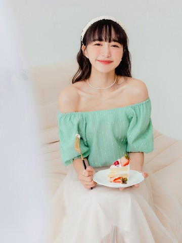 方領一字領微透肌車線亮片拋袖上衣