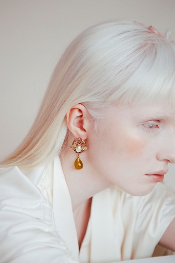 COR-DATE / 蜜蜂水滴搖曳耳環 / 橄欖綠