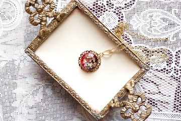 樹脂藝術 圓形墜飾與縷空金屬飾件項鍊・碎裂的豔陽