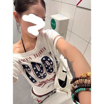 【免運】KOKA 星星印花 美式復古 斜肩 休閒 T恤 辣妹 甜酷 學生 短袖 夏季 顯瘦 運動 上衣 短袖上衣 上衣短