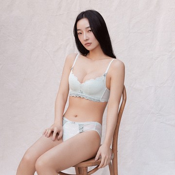 清新布蕾絲滾邊三角內褲