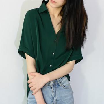 【小歡喜Little Joy】夏季洋氣fashion墨綠顯膚白寬鬆女襯衫 V領顯瘦短袖上衣 夏new