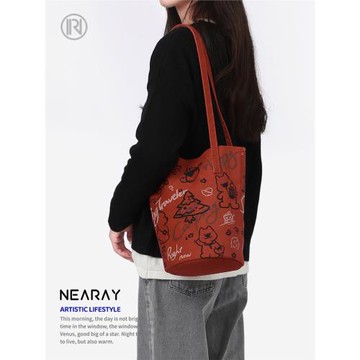 尼睿新款可愛涂鴉狗狗單肩包小眾原創設計感百搭水桶包帆布包女AS