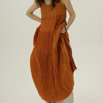 疊穿壓褶設計款連衣裙 | 皺褶空間感造型 | 無袖背心長裙