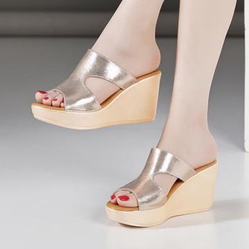 金色坡跟涼拖鞋女2026夏新款松糕厚底防水臺時尚外穿平底魚嘴拖鞋