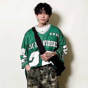 Blokecore 美式復古字母V領球Tee