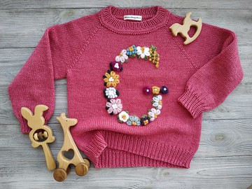 手工製作的棉質美利奴毛衣，繡有孩子名字的首字母