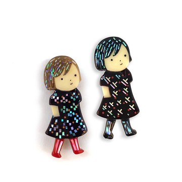 小女孩貝殼胸針