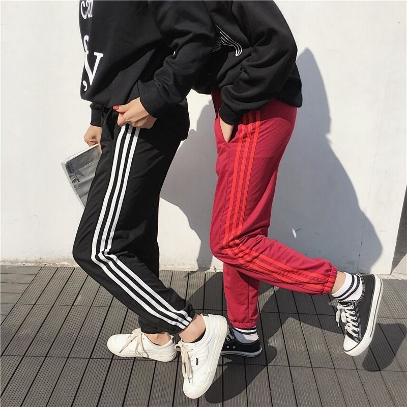 マルチロゴ 韓国 ストリート オルチャン HIPHOP 原宿系 レディース K-POP ダンス衣装 Y2K 背中あき タンクトップ バックオープン カップ付き 韓国