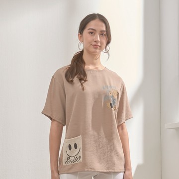 ★【喜芝梅】熊寶日記 可愛小熊笑臉口袋皺感休閒圓領短袖上衣(三色；F) 125992050
