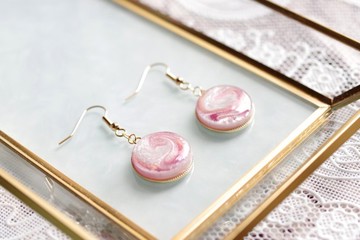 樹脂藝術 圓形耳環・淺紅色的微笑