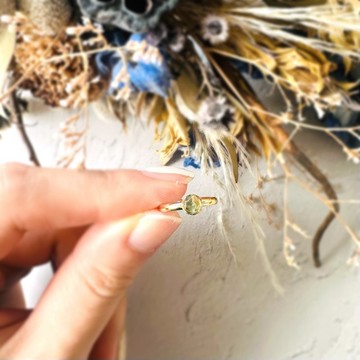 天然石 戒指 金繼 飾品 小指戒 配對戒指 橄欖石 小巧 纖細 迷你 金色 綠色 橄欖石 天然石戒指 天然石飾品 禮物