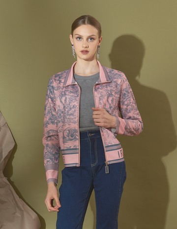 ★【喜芝梅】粉韻流風 藝術印花修身顯瘦運動風休閒夾克外套(粉色；M-L) 224110657