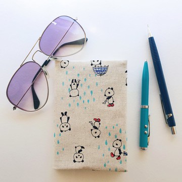 Panda in the rain 護照套 護照夾