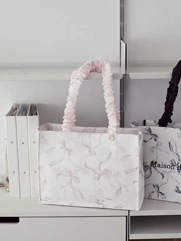 甜美緞帶印花褶皺手把方形手提包(08001390100) - Maison de FLEUR