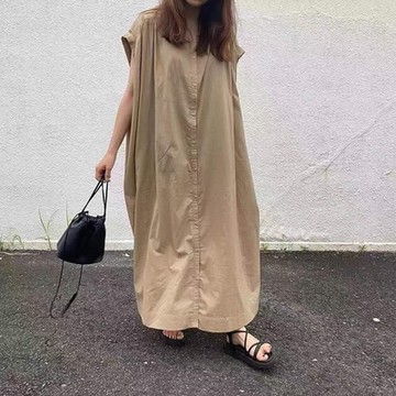 MOCO圓領素色系釦超寬鬆過膝長版遮肚排釦連身洋裝
