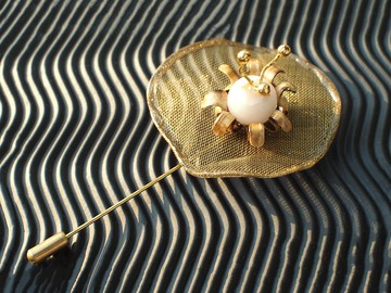 繁花永燃胸針 (Dok Kaew Karn Plerng)