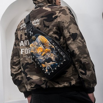 【免運/可開票】調皮匠胸包男士斜挎包新款胸前個性小眾設計感真皮大容量皮雕背包