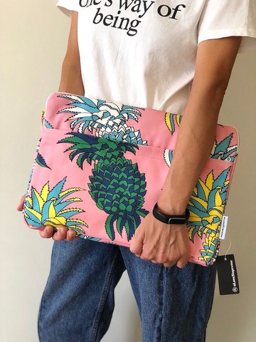 台灣獨家款aLovesupreme13吋電腦保護套/新增前置物口袋_粉紅鳳梨