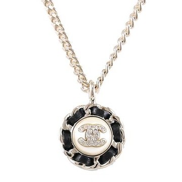 CHANEL 雙C水鑽LOGO圓形皮穿鏈造型鎖骨鍊/項鍊(淡金)