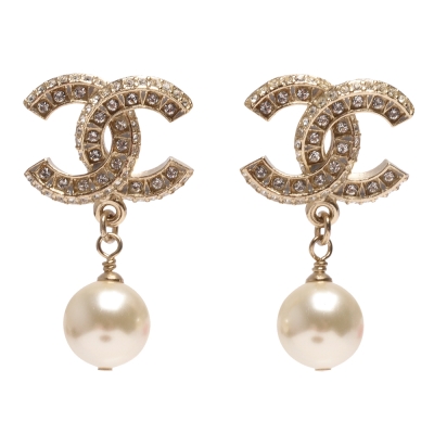 CHANEL 香奈兒經典CC LOGO大小水鑽鑲嵌珍珠吊飾造型穿式耳環(金)
