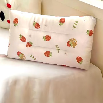 愛比貝兒之家 珍珠兒童水洗枕 正面純棉+背面珍珠絨布 抗菌羽絲棉填充物  30 x 50cm  滿版小草莓 多色