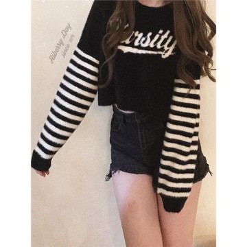 仿貂絨 撞色字母 黑白條紋袖 毛茸茸 柔軟垂順 短款 針織毛衣 K