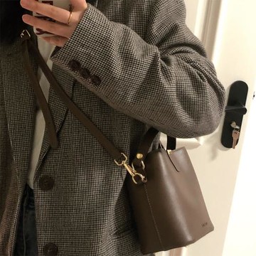 百搭ins斜挎包包女2021新款潮時尚復古水桶包小眾設計單肩手提包