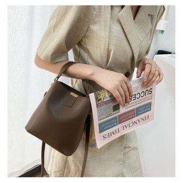 AKARA時尚清新手提斜肩背水桶包(超實用/側肩背/ 手提包/多色可選)