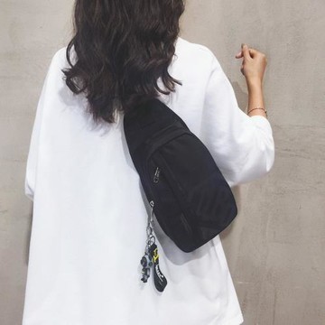 ins時尚情侶胸包女2025新款休閑百搭單肩斜挎小背包旅行小挎包潮