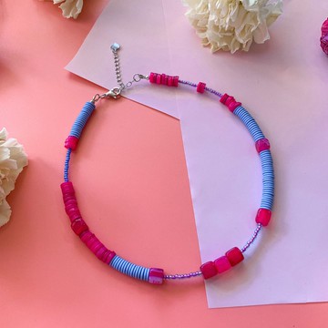 糖果項鍊。 手工製作的頸鍊。 頸鍊由天然寶石製成。 串珠項鍊