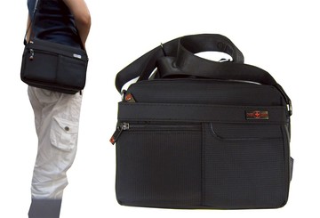 ~雪黛屋~OVER-LAND 肩側包中容量二層主袋+外袋共六層防水尼龍布+皮革USB外接中性肩背斜側萬用多袋口T5594