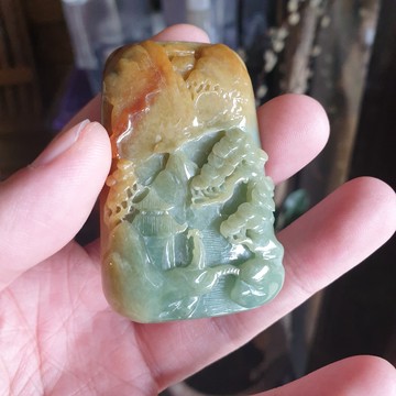逸品軒~天然緬甸玉A貨-R2155-雙色山水貴人墜子 長62.1mm寬39.9mm厚13.2mm 水頭好，巧色巧雕。
