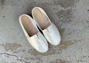 映襯著陽光，絲滑的白色。夏日輕盈懶人鞋